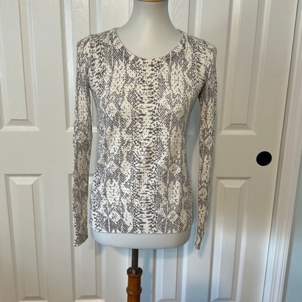 Ann Taylor long sleeve grey and white shirt with stretch around sleeve and waist
